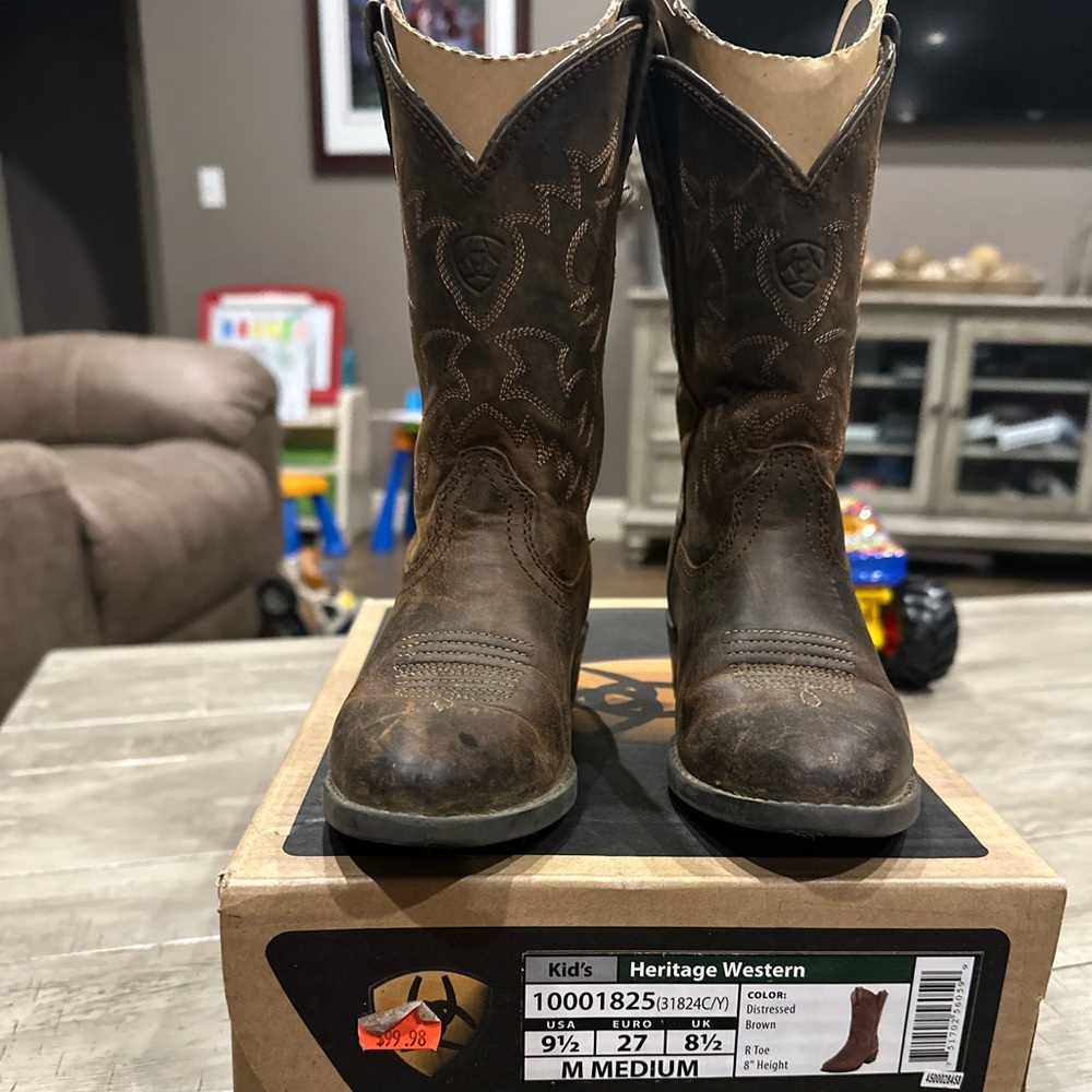 Size 9 1/2 Ariat kids boots. Used good condition.